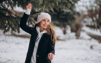 young-attractive-woman-winter-park-cute-hat_1303-19209